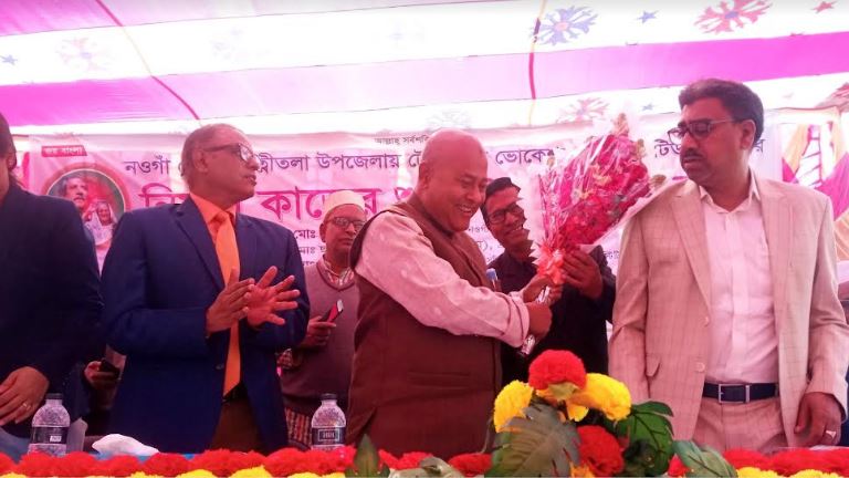 নওগাঁয় পত্নীতলায় টেক্সটাইল ভোকেশনাল ইনস্টিটিউট ভবনের নির্মাণ কাজের উদ্বোধনী অনুষ্ঠানে প্রধান অতিথিকে ফুল দিয়ে বরণ করা হচ্ছে